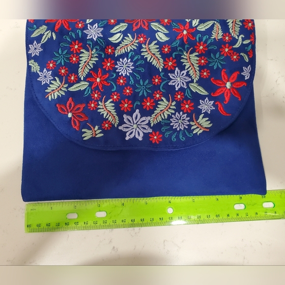Beautiful blue embroidered clutch - Picture 7 of 8